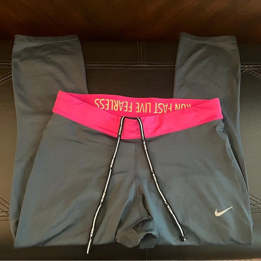 Nike Dri-Fit Run Fast Live Fearless Capri Legging. Gray & Pink. Size M